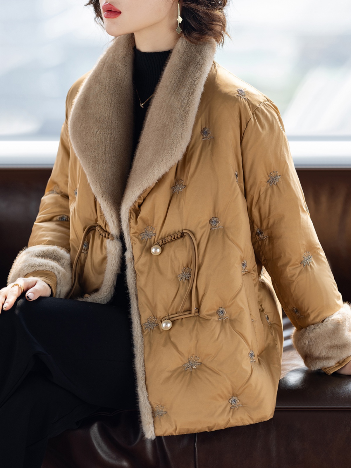 40岁50妈妈装冬季羽绒服洋气2025新款时尚新中式中老年人女士外套