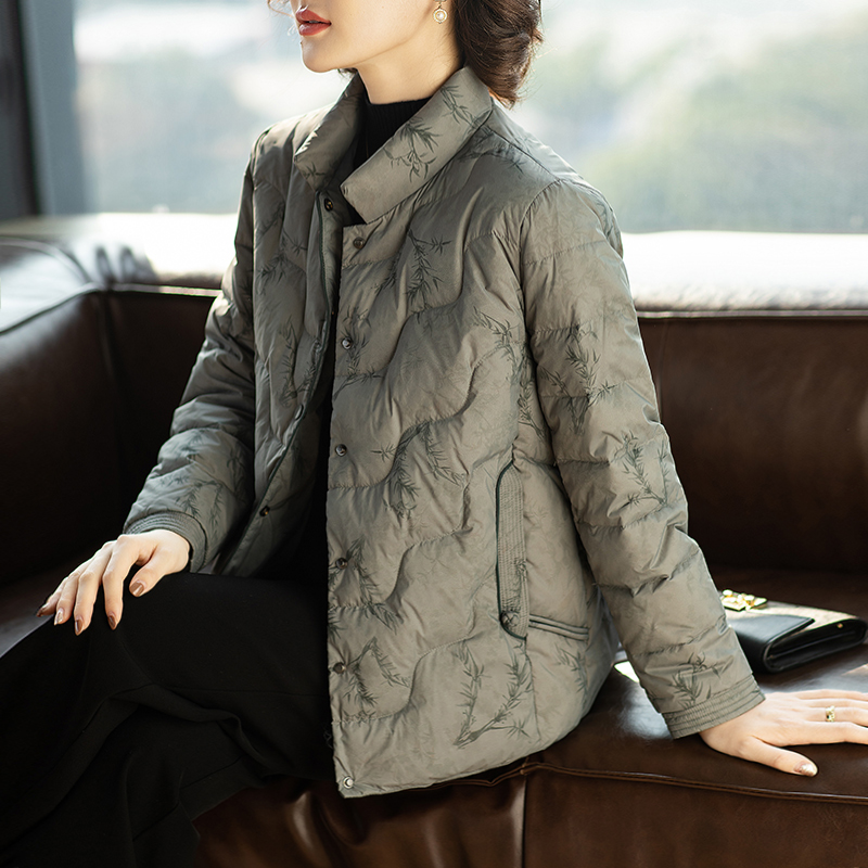 妈妈羽绒服2024新款洋气保暖冬装上衣中老年40岁50短款秋冬女外套