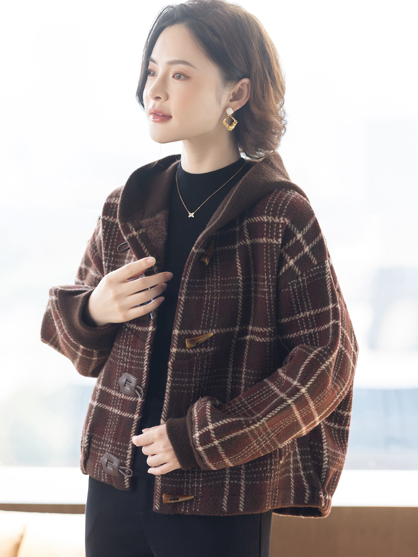 外套女中年妈妈显年轻时尚春秋洋气休闲夹克中老年妇女春装上衣服