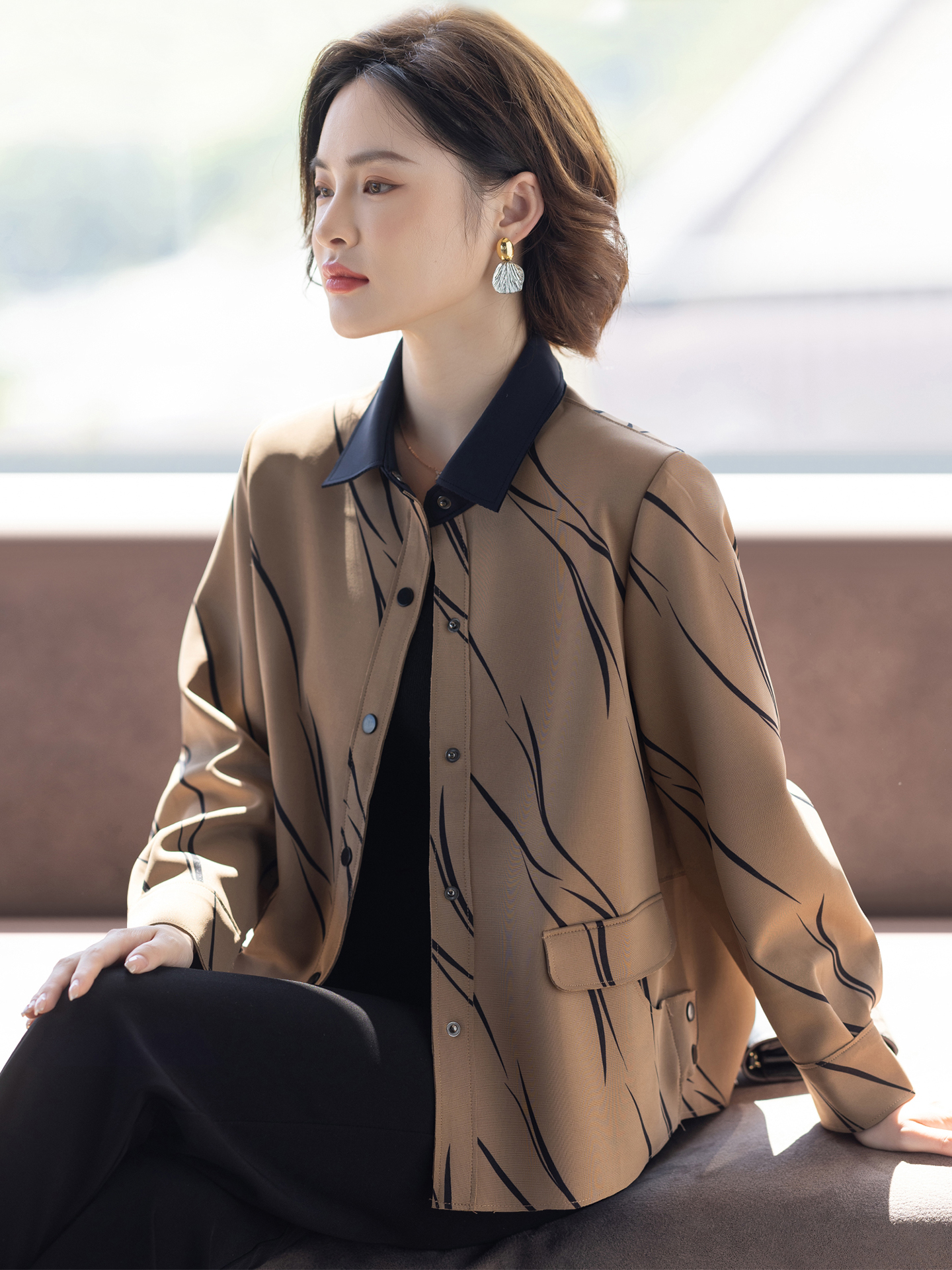 新款中老年女式外套中年妈妈五十多岁洋气秋装风衣夹克春秋上衣服