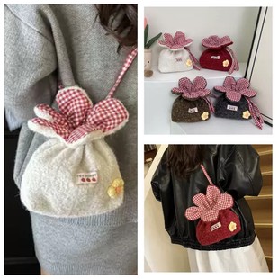 花朵冬季包包女包超火小众设计高颜值迷你轻便甜美少女冬天斜挎包