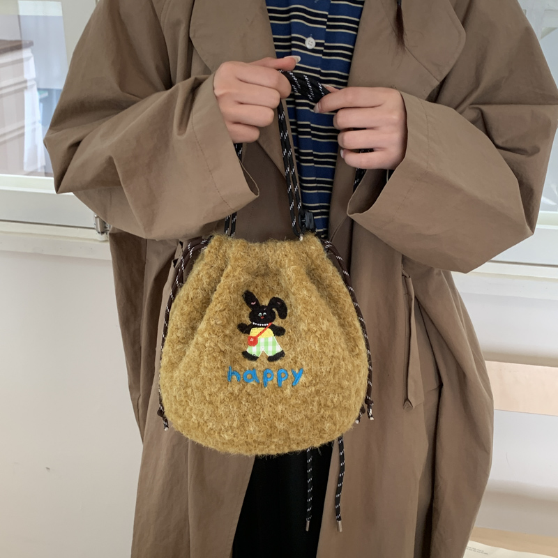 韩系小众可爱毛茸茸水桶包包女