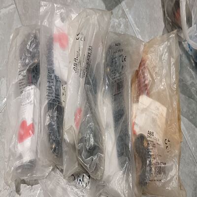 ABB柜门手柄OHB 145J12有4只（3只缺螺丝），