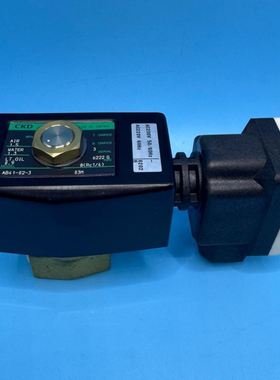 CKD电磁阀，型号AB41-02-3，黑色外壳，白色接头，铜