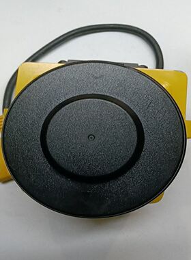 激光扫描器OS32C-EX-3M，黄色外壳，实物拍摄。