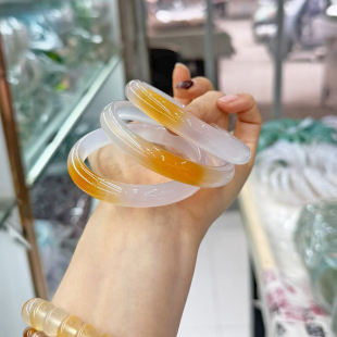一口糖天然冰透糖色玛瑙手镯女款 俏色橘色鸿运当头玉髓镯子