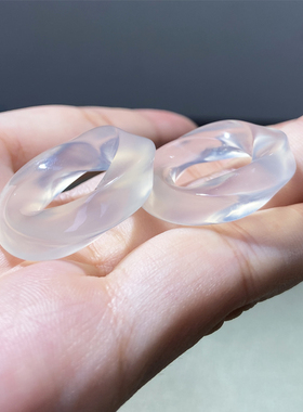 莫比乌斯环天然冰透玉髓项坠