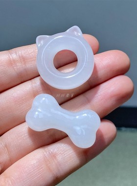 天然天山翠白玉猫头骨头吊坠