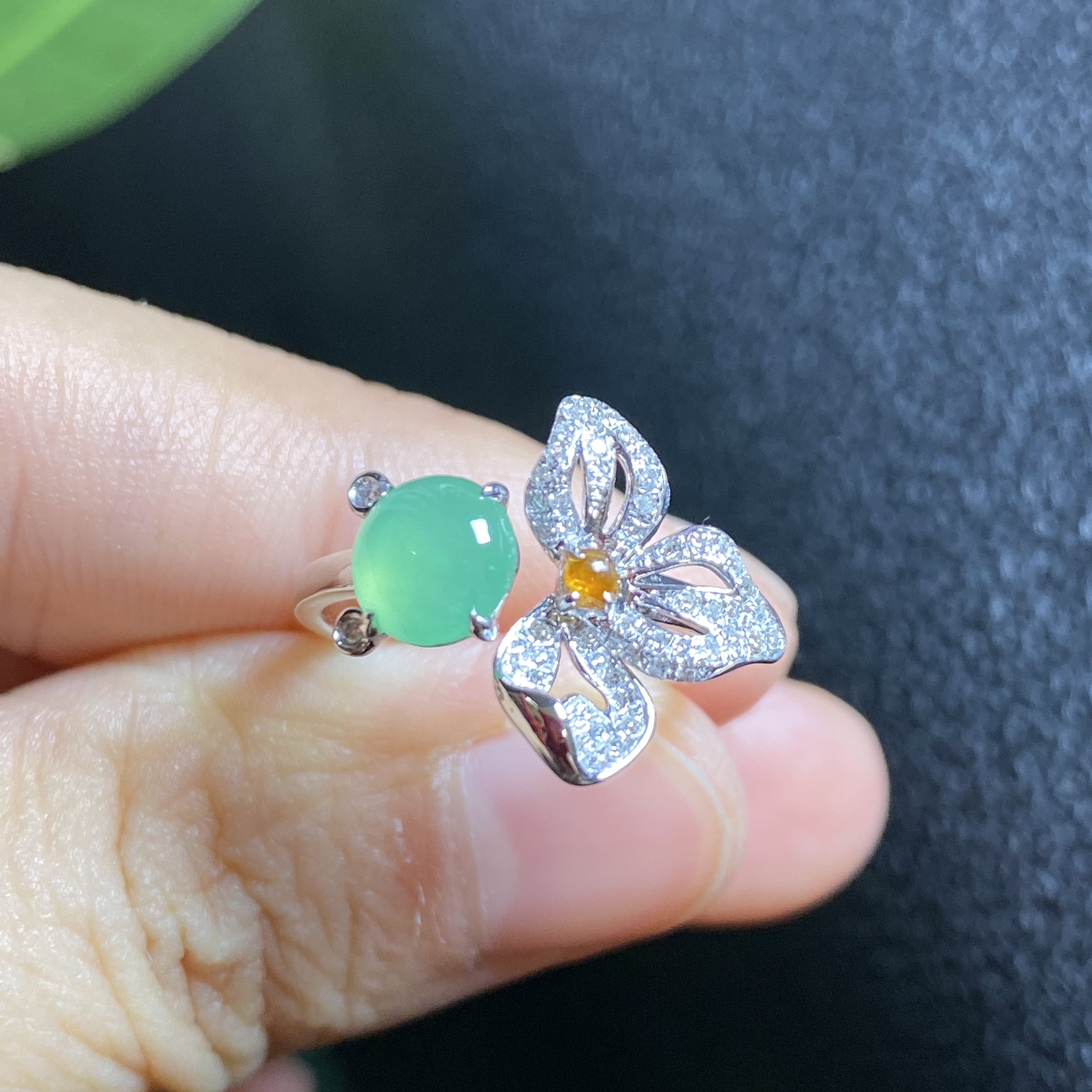 掌中翠缅甸天然翡翠A货冰种甜阳绿可爱小金鱼戒指18K金镶嵌 0078