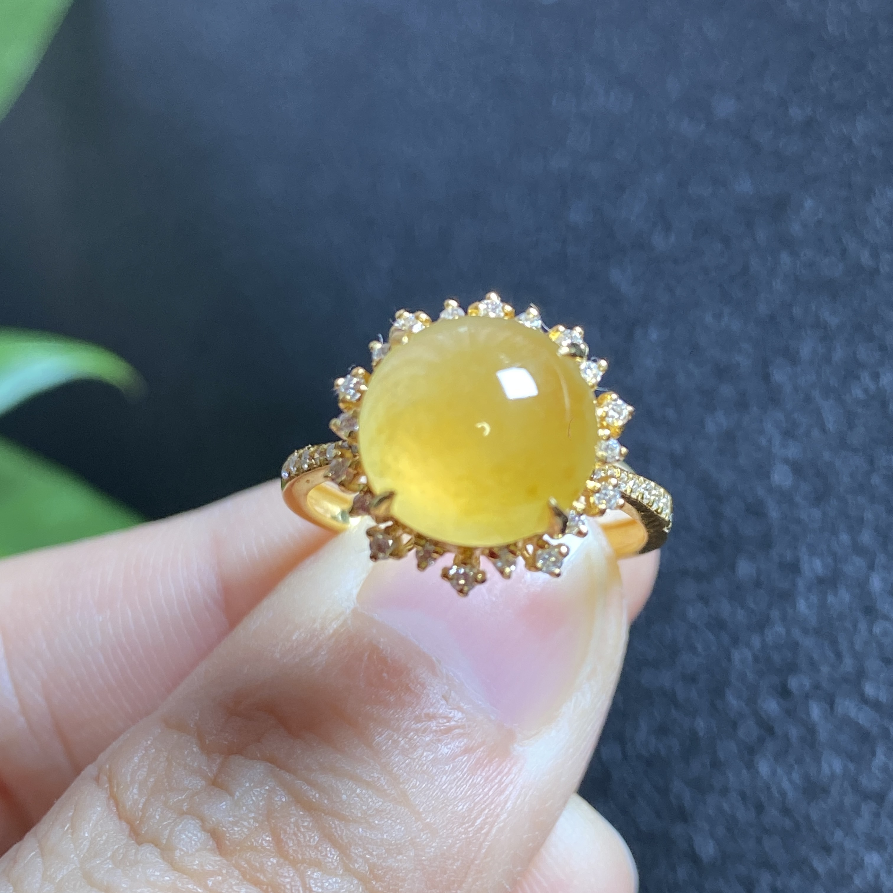 掌中翠天然翡翠冰种天然黄饱满正圆形蛋面戒指18k金镶嵌 0084