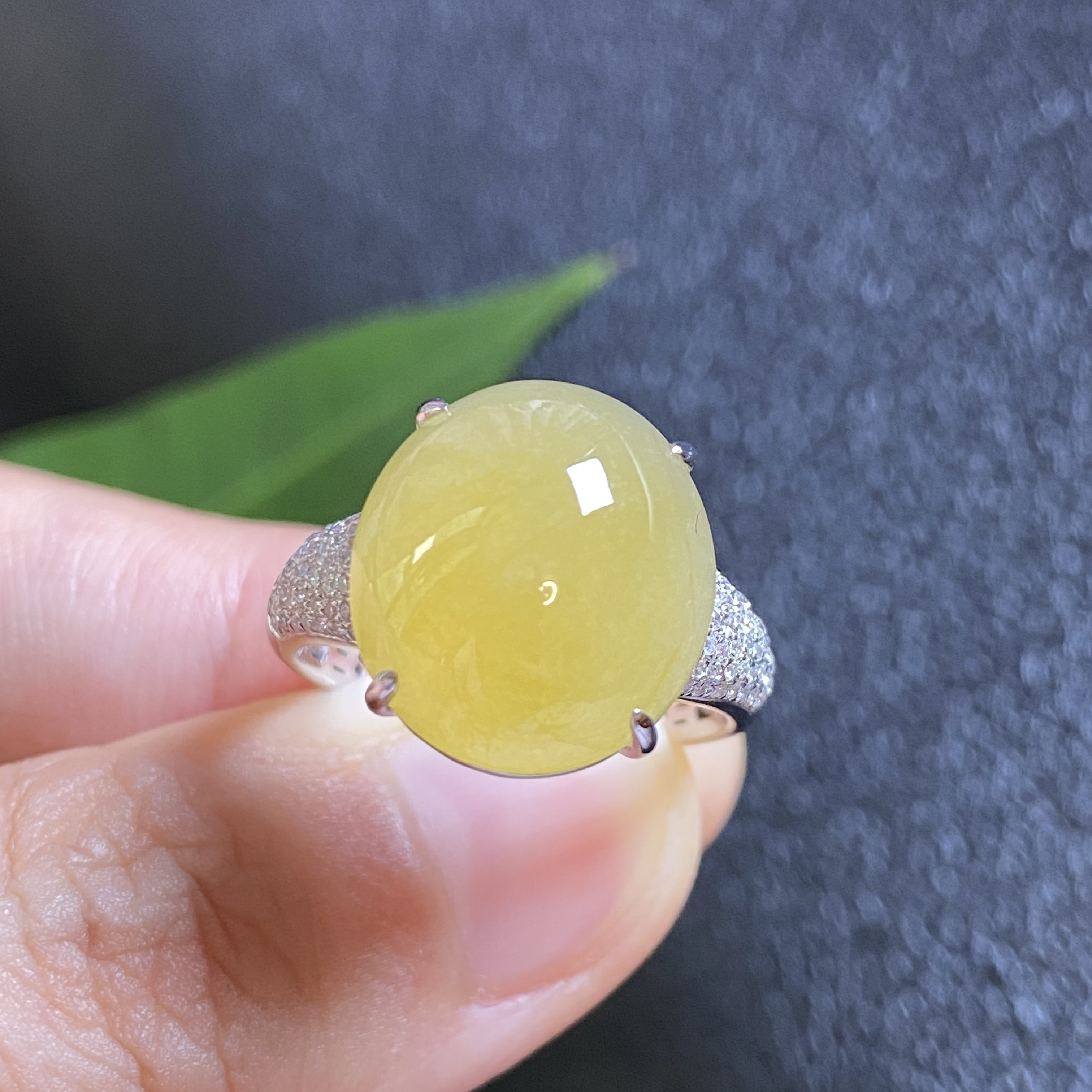 掌中翠翡翠A货冰种天然黄翡大鸽子蛋18K金镶嵌女款戒指 0079