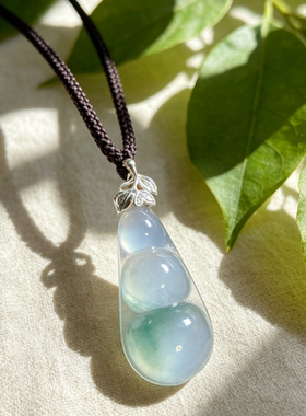 缅甸翡翠A货高冰种飘花四季豆小吊坠一刀切18K金钻镶嵌 0152