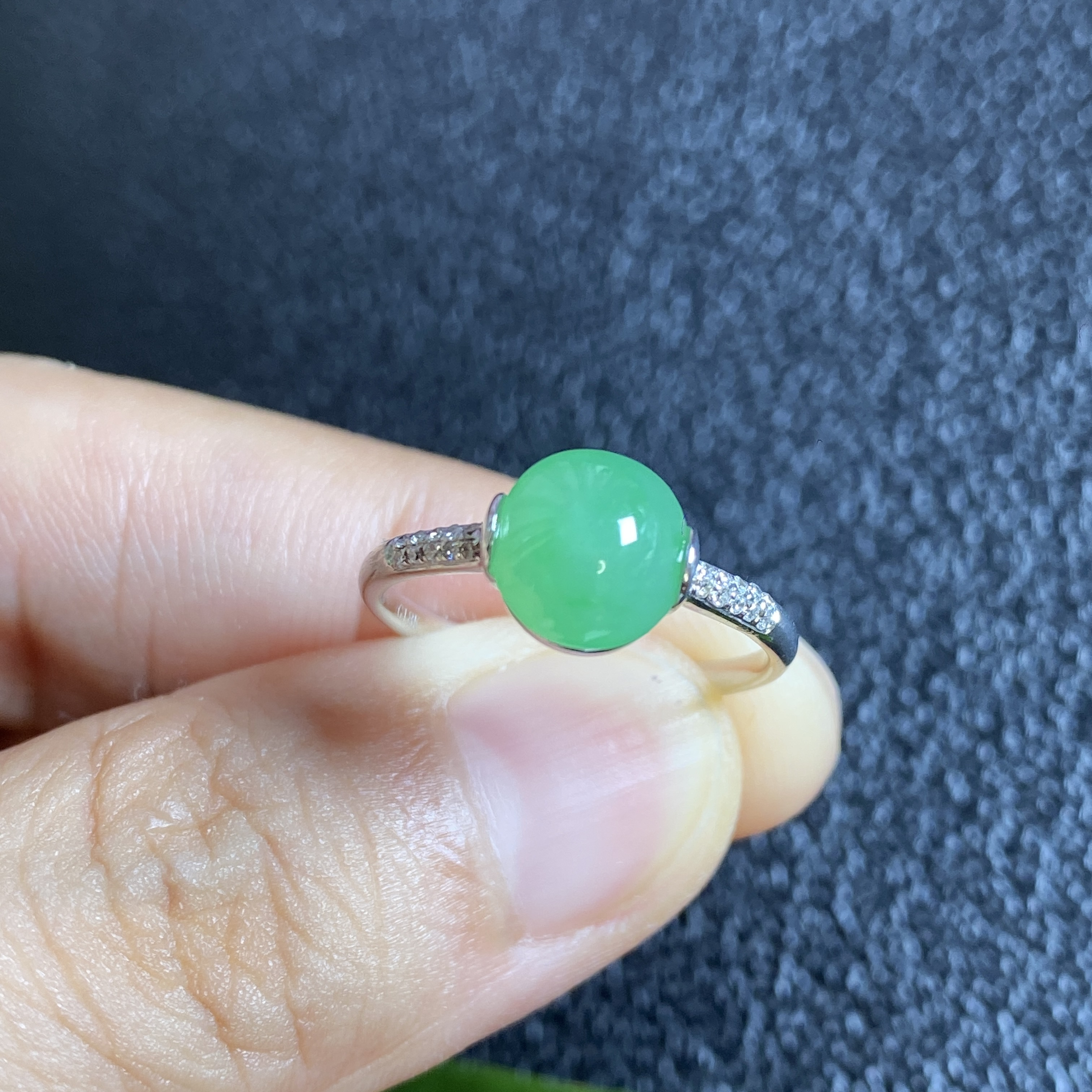 掌中翠缅甸翡翠A货冰种阳绿蛋面18K金镶嵌女款戒指 0083