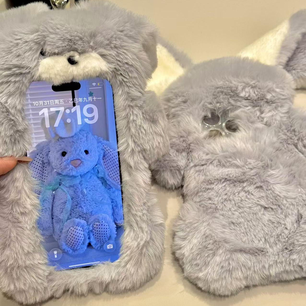 童趣可爱毛绒灰色白长耳兔适用ihone17promax苹果16p手机壳15新款童趣创意搞怪新款防摔保护壳