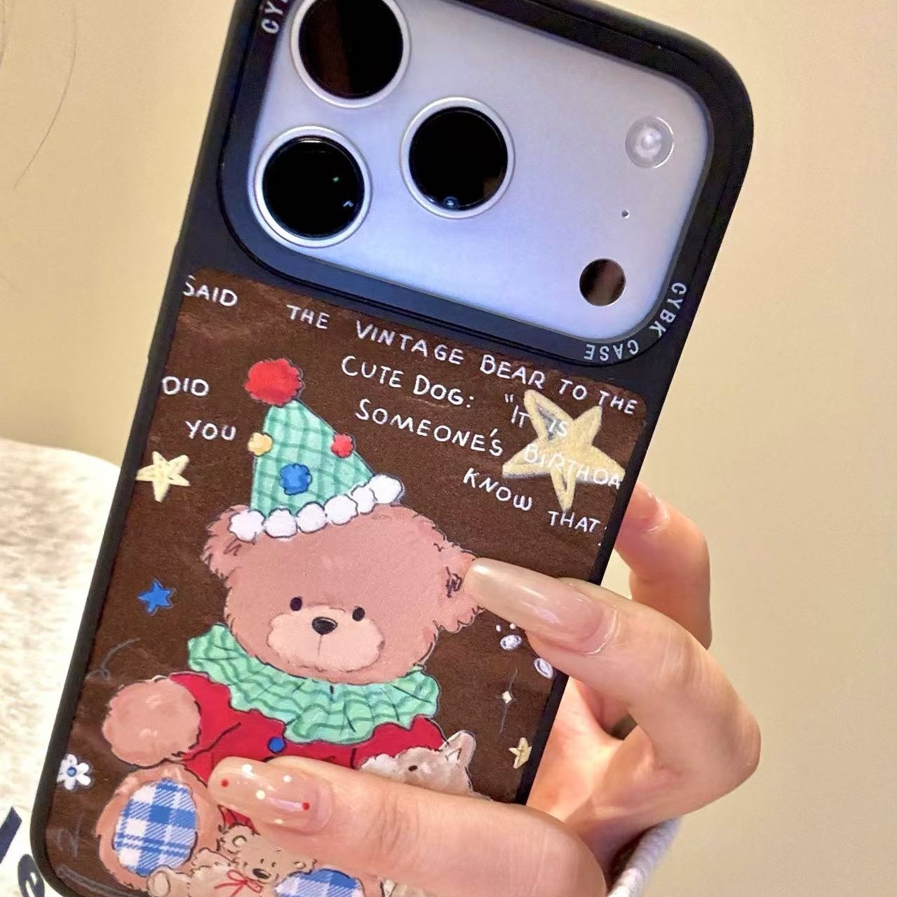 萌系可爱贴皮绿色围脖小熊适用于iphone17promax苹果16p手机壳15p童趣创意搞怪新款防摔保护壳