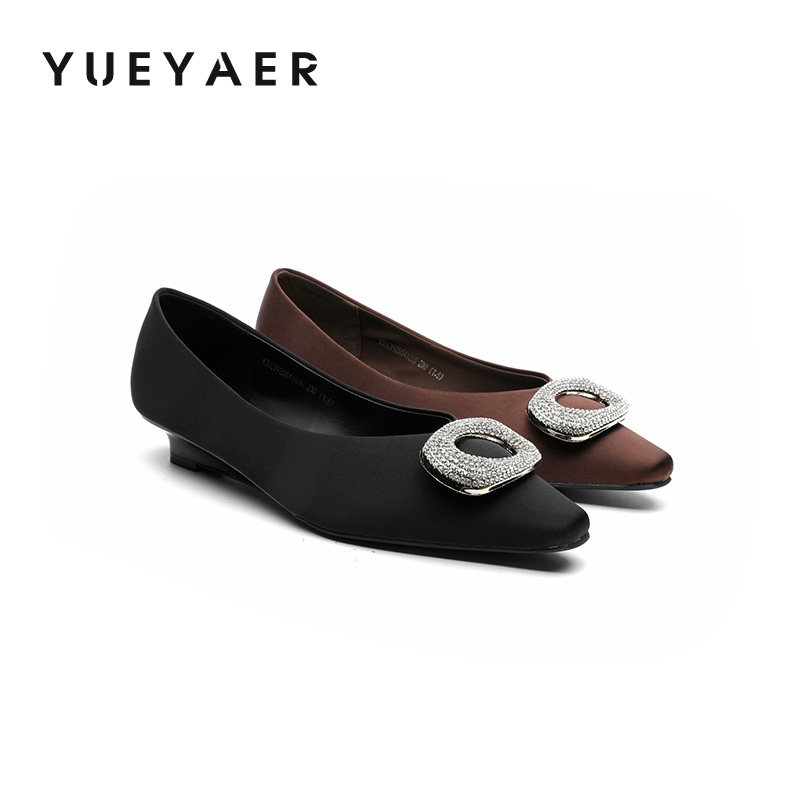 月芽儿方扣水钻低跟单鞋女2025秋季新款绸缎面尖头百搭粗跟女鞋子