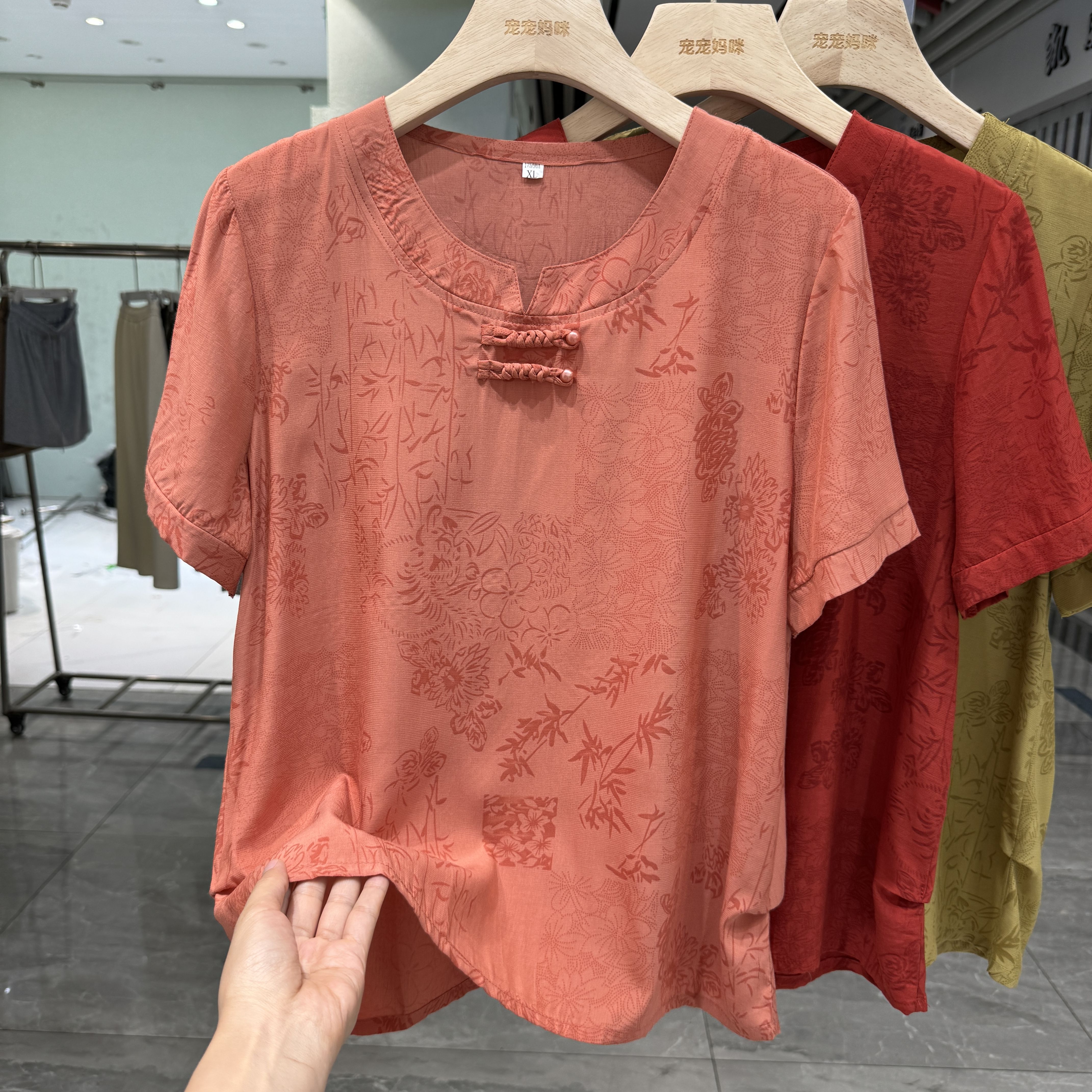 新中式中年妈妈冰丝棉短袖衬衫2025夏款宽松减龄小衫婆婆奶奶上衣