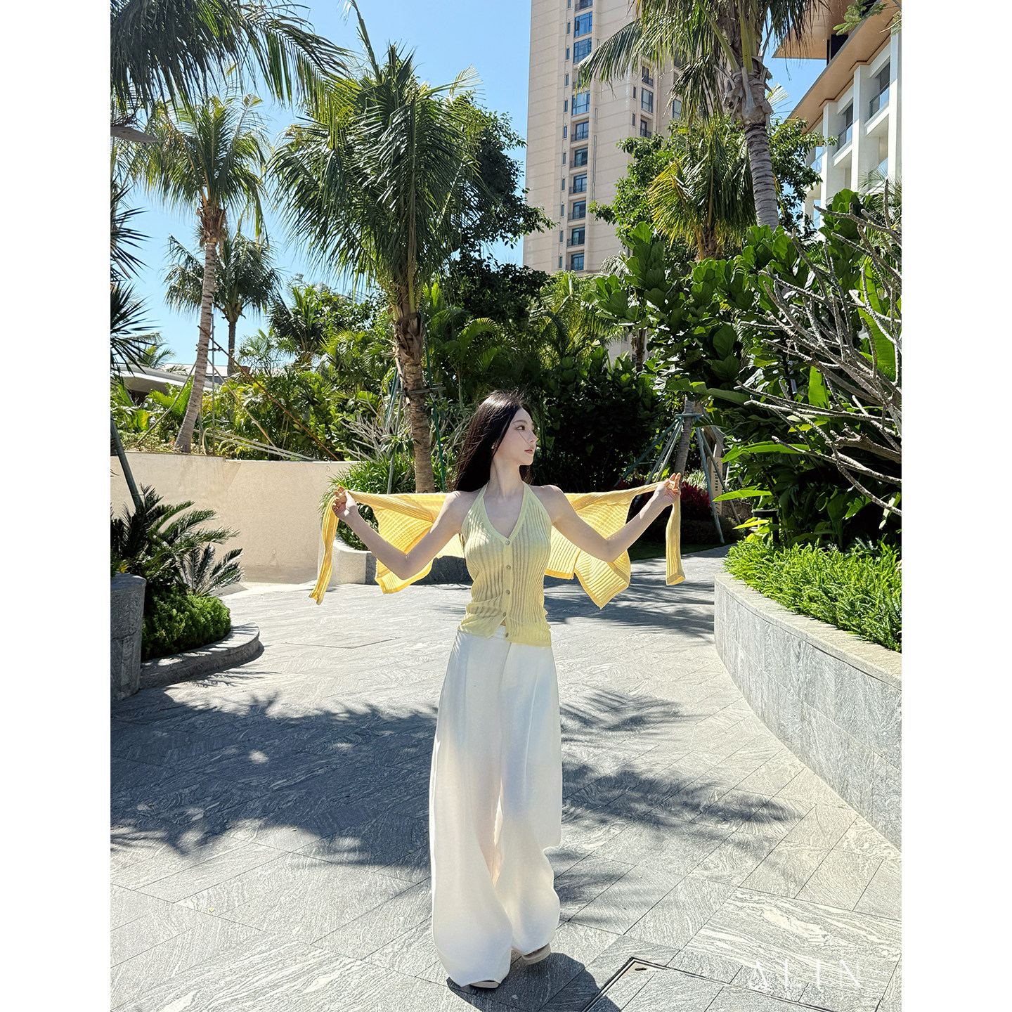 阿琳ALIN【奶油蓝调】春V领针织开衫吊带背心女百搭俩件套上衣 - 实物图