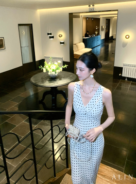 ALIN【黑白赫本】白色波点V领无袖连衣裙气质收腰显瘦长裙AL6NSL1