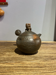 日本常滑烧已故名匠素三老朱泥窑变自然肌理海老蛙雕茶壶摘急须