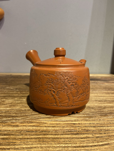 日本常滑烧已故名匠初代春山老朱泥雕刻山水松寿图侧把急须泡茶壶