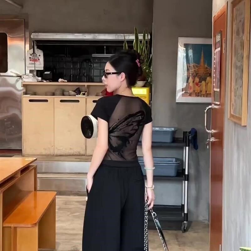 2026 夏季蝴蝶印花短袖女辣妹风修身显瘦小众设计感爆款通勤上衣