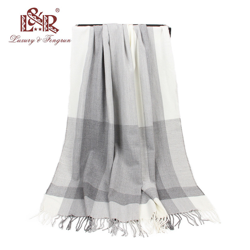 欧美风秋冬厚款保暖羊毛仿羊绒混纺百搭灰白色格子百搭大披肩毯子