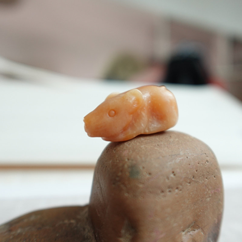天然黄蜡石生肖鼠吊坠纹理独特