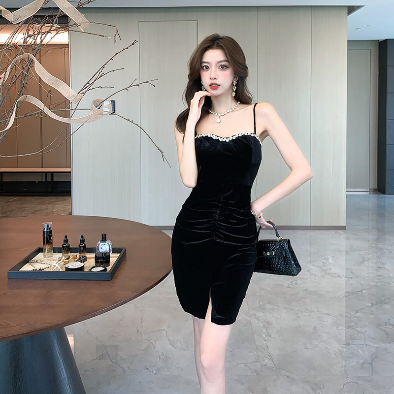黑色金丝绒镶钻吊带连衣裙女性感褶皱包臀短裙高级感开叉小礼服