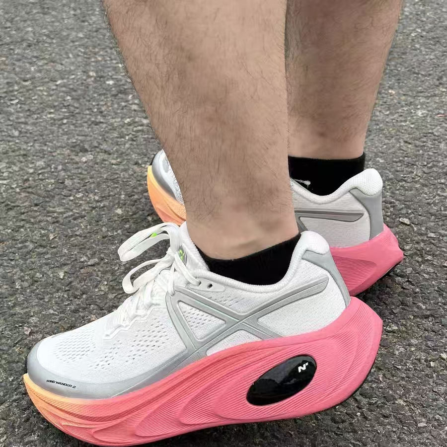 王一博安踏冠军乘风2代跑步鞋