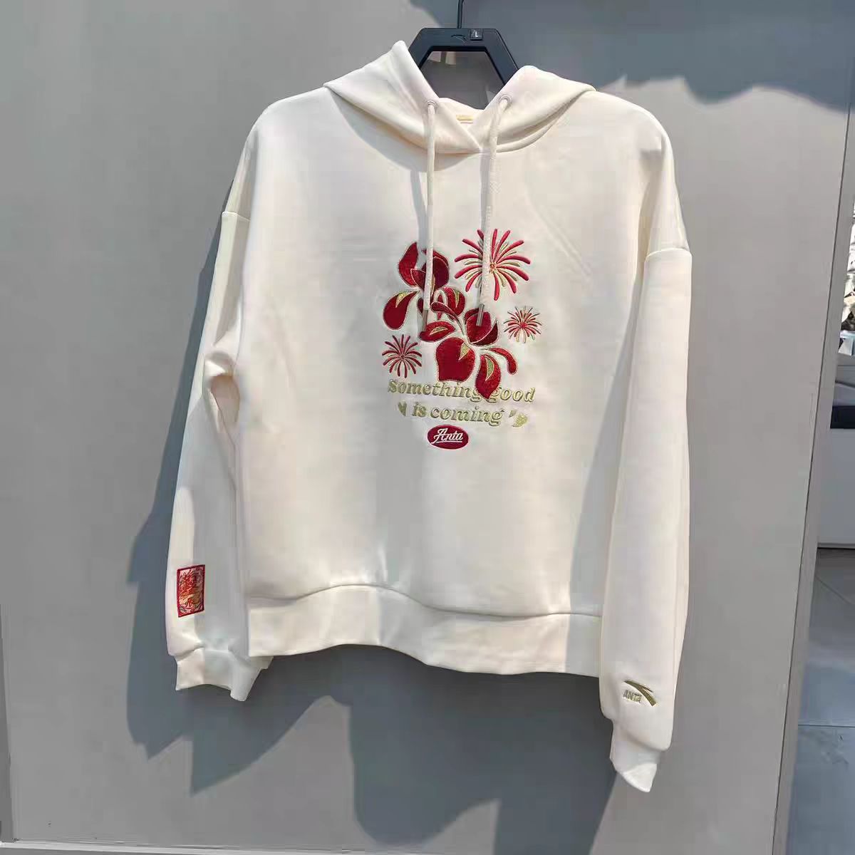 安踏休闲女生圆领刺绣