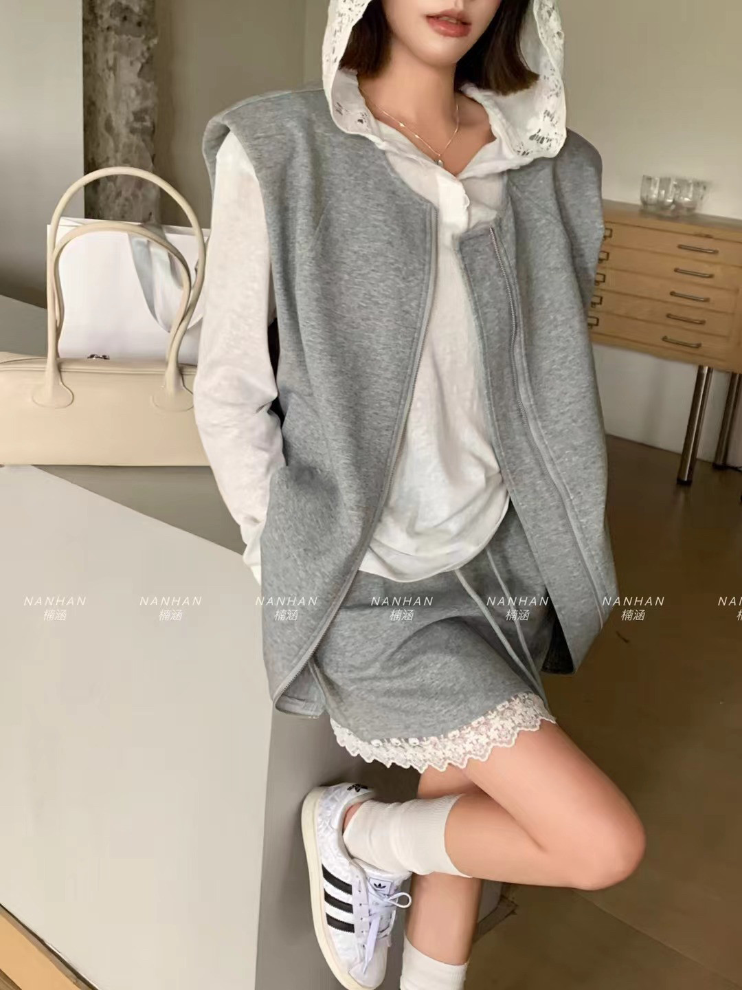 楠涵9052灰色时尚套装女2026年蕾丝帽内搭+马甲+蕾丝边短裙三件套