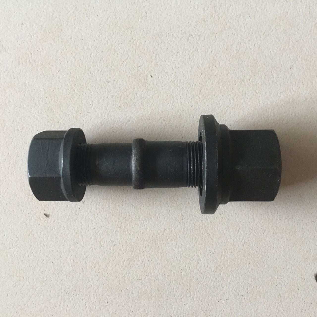 新源挖掘机新款b75c75轮胎螺栓