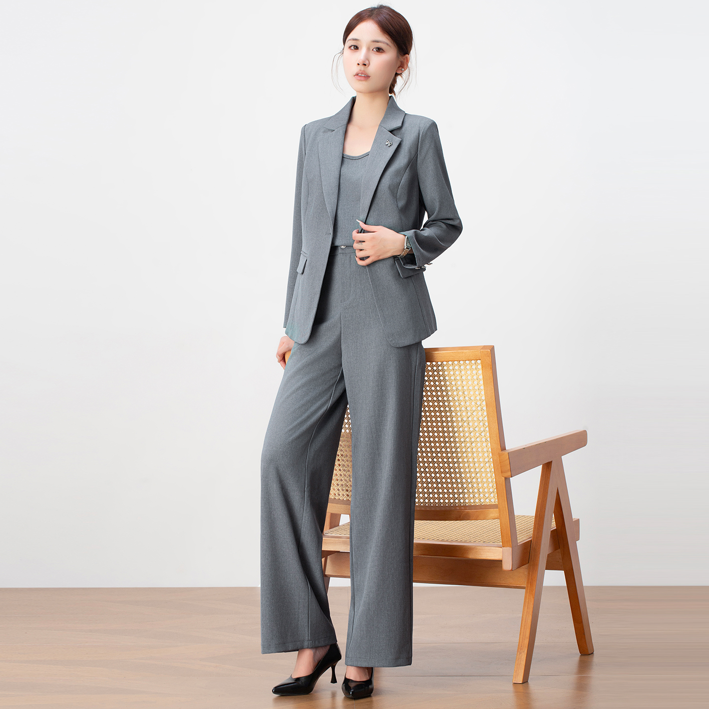 高级感OL西服套装女秋季2025新款灰色职业气质干练通勤正装三件套