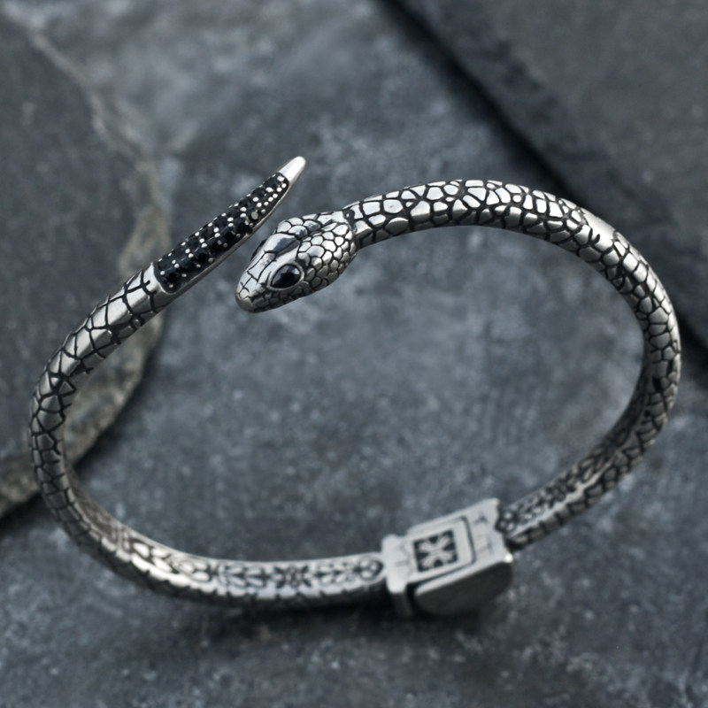 个性镶钻灵蛇手镯男嘻哈潮人蛇形钛钢手环复古百搭街头本命年手饰