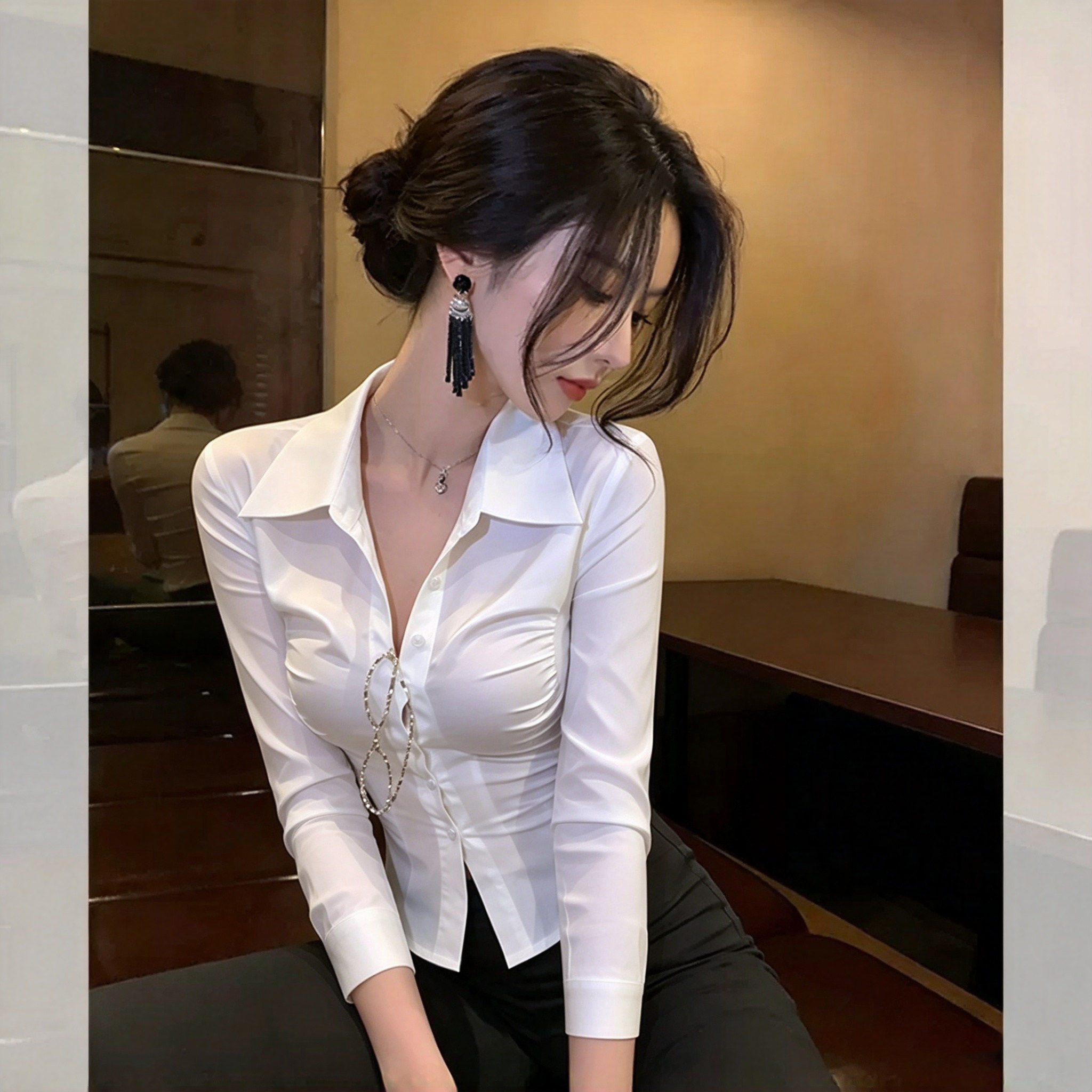 辣妹白色翻领长袖衬衫女秋季高级感褶皱通勤气质修身显瘦职业衬衣