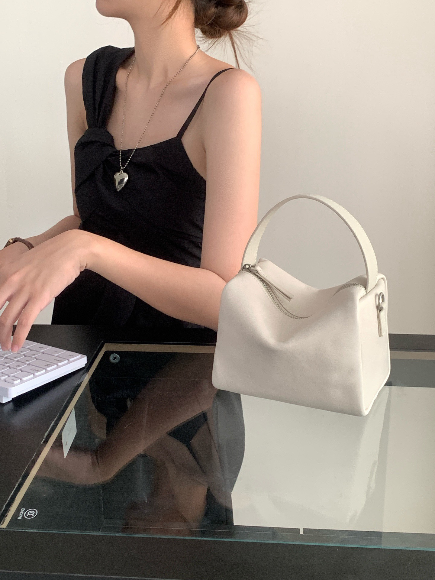 欧洲站头层植鞣牛皮女包2025新款真皮枕头包高级斜挎手提小方包