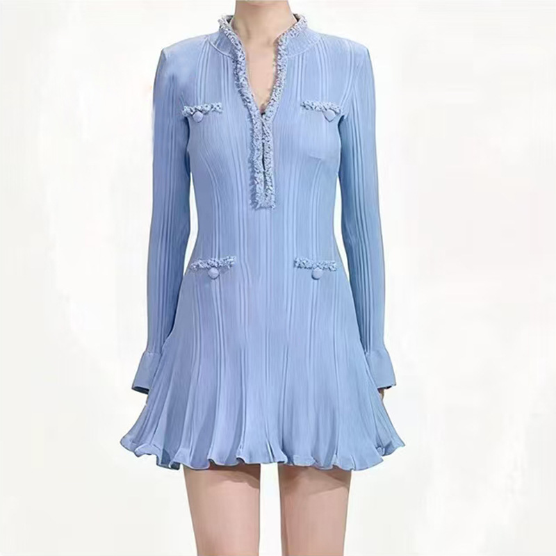 领口钉珠气质修身显瘦蓝色连衣裙