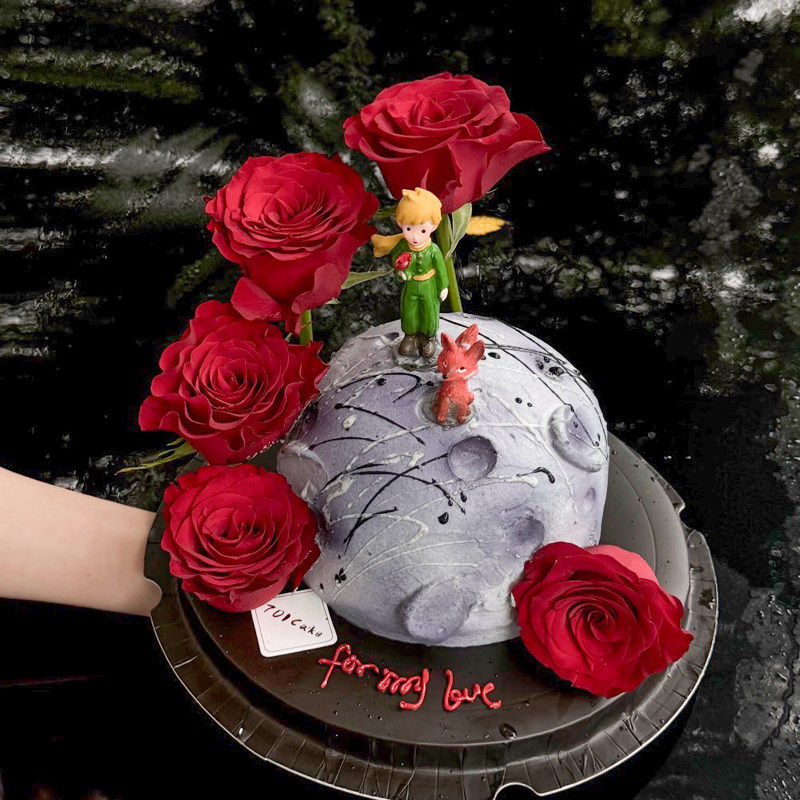 2.14情人节情侣创意手捧玫瑰小王子蛋糕装饰星球红花朵插件插牌