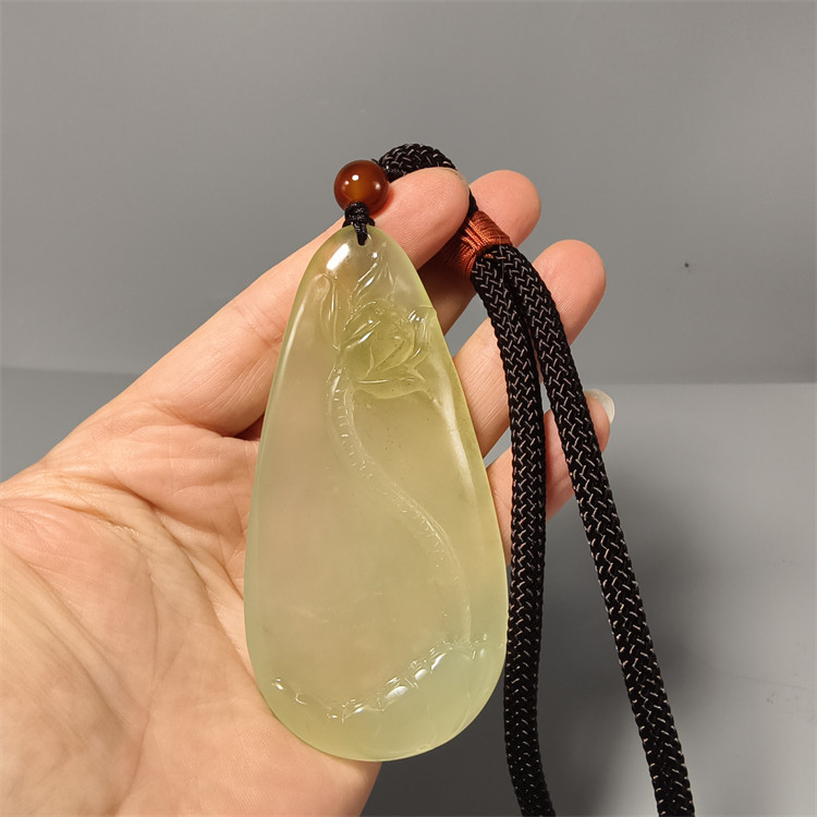 天然玉石岫玉岫岩玉手把件手玩件精雕裸石原石手把石莲花富贵花开