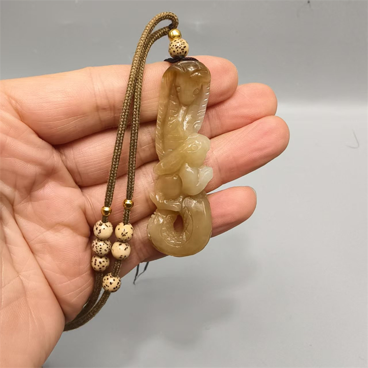 岫岩玉黄白老玉钥匙扣吊坠蛇盘兔