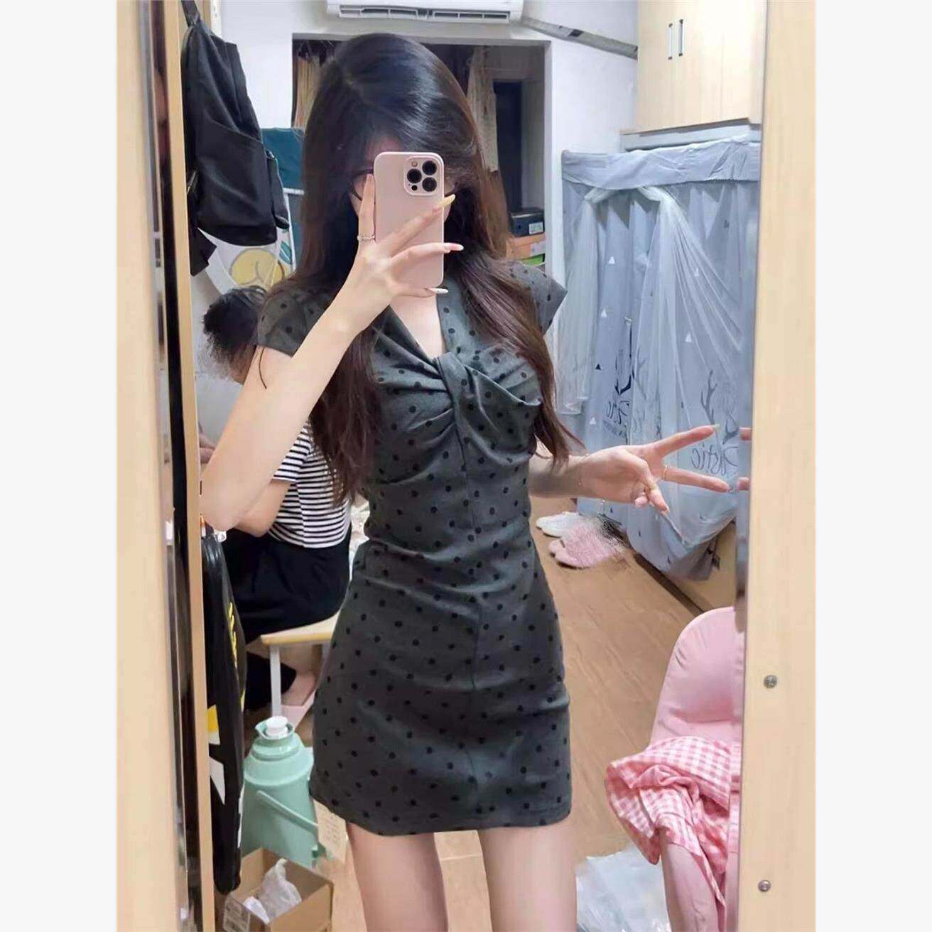 辣妹风波点短袖连衣裙女夏季新款性感V领修身显瘦掐腰包臀短裙子