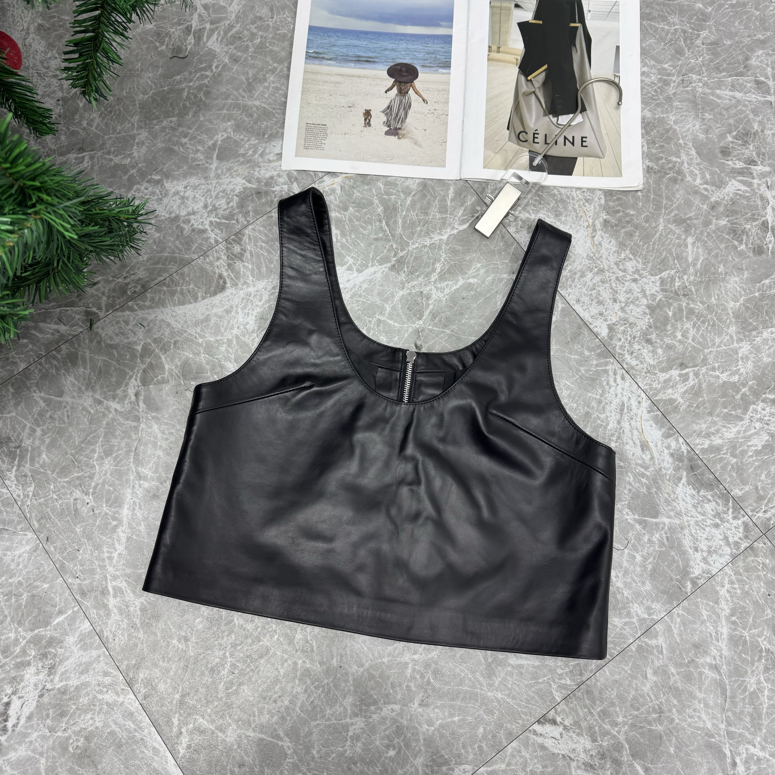 欧洲站站新款绵羊皮马甲背心女U领减龄无袖叠穿外搭衬衫休闲上衣