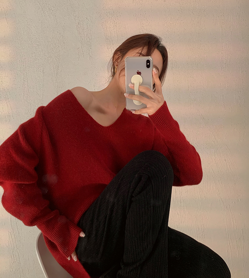 Real tender V-neck with knitted New Year's Pullover and sweater