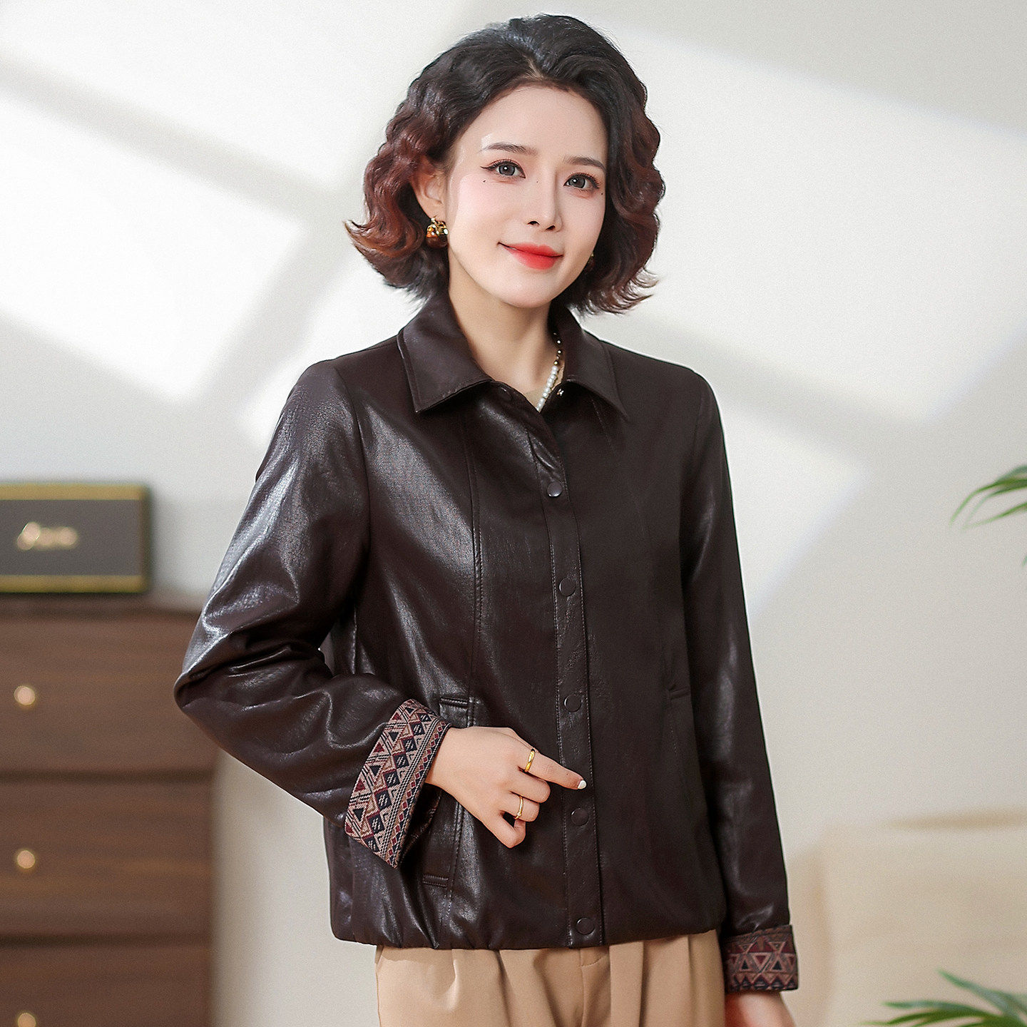 洋气妈妈装翻领皮夹克女中年春秋