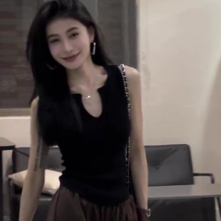 别致不规则V领上衣 法式 无袖 背心女夏天设计感小众修身 冰丝针织衫