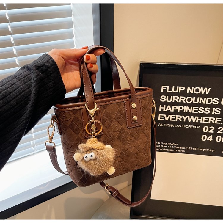 今年流行小包包女小众百搭2025新款磨砂复古单肩斜挎包手提水桶包