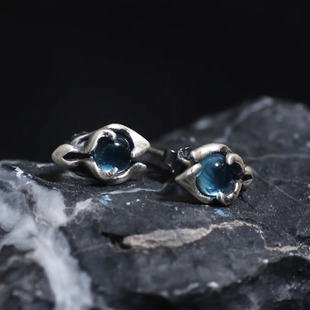 龙魄 纯银925做旧魂魄形状复古蓝托帕石耳钉简约冷淡风战士之魂魄