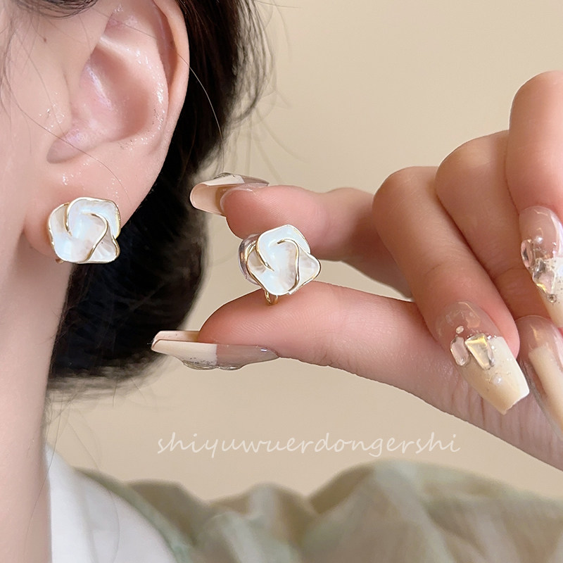 独特小巧白色山茶花时尚气质简约法式高级感耳钉蚊香盘耳夹无耳洞,饰品/流行首饰/时尚饰品新,耳夹,淘宝优惠券,粉丝福利购,淘宝优惠卷