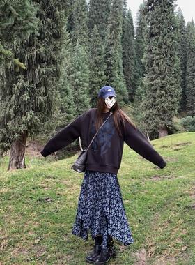 早秋新款设计套头宽松卫衣复古深灰色不规则碎花吊带裙套装Y3392